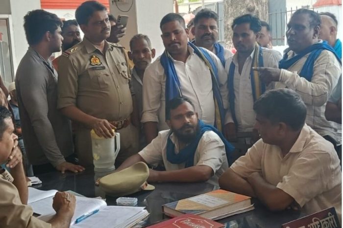 रहमतपुर में दलित युवक से मारपीट, भीम आर्मी और जय भीम संगठन ने किया प्रदर्शन