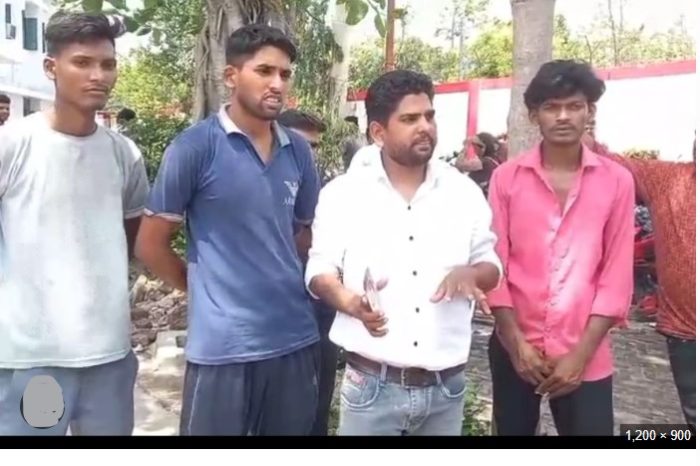 मेरठ में जातिगत तनाव:ठाकुर समाज ने गांव के रास्ते पर विवादित बोर्ड लगाया, दलित समाज ने किया विरोध