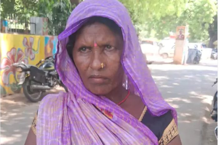 दलित महिला को न्याय नहीं:एसडीएम ने भगाया, पट्टे की जमीन पर खेती नहीं, लेखपाल ने 35 हजार हड़पे