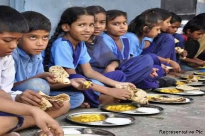 दलित रसोइये को लेकर अभिभावकों ने स्कूल का किया बहिष्कार!