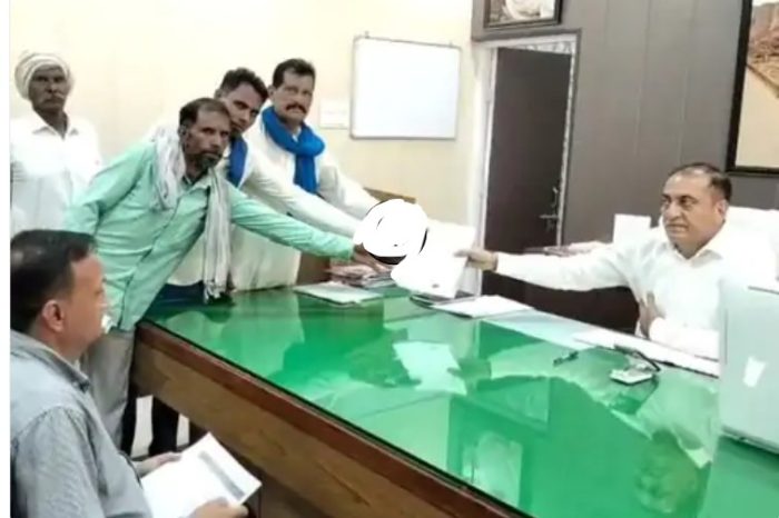 दलित परिवार को मकान तोड़ने का नोटिस थमाया:पंचायत प्रशासक पर रंजिश के चलते कार्रवाई का आरोप, पीड़ित ने एडीएम को सौंपा ज्ञापन