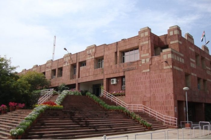 जेएनयू में छात्रों का विरोध प्रदर्शन करना हुआ मुश्किल, अनुशासनात्मक कार्रवाई में आई तेज़ी