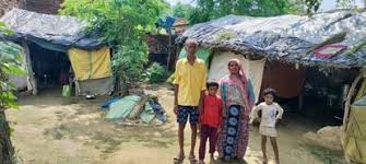 प्रयागराज: तिरपाल के नीचे रहने को मजबूर दो परिवार