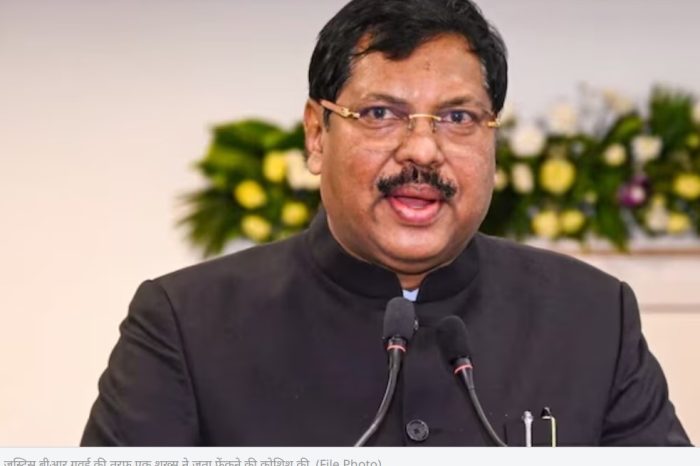 सुप्रीम कोर्ट में CJI की तरफ जूता उछालने की कोशिश, पुलिस ने वकील को हिरासत में लिया