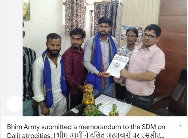 भीम आर्मी ने दलित अत्याचारों पर एसडीएम को ज्ञापन सौंपा:सादाबाद में देशभर में बढ़ते अपराधों पर सख्त कार्रवाई की मांग की