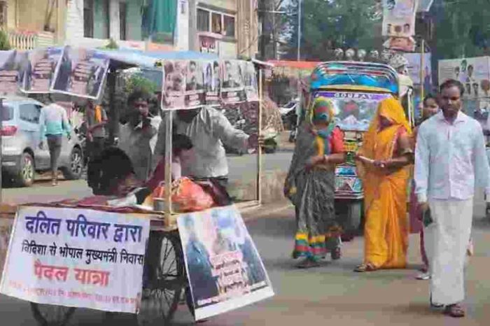 इंसाफ मांगने पैदल यात्रा पर निकला दलित परिवारः पुलिस से परेशान परिवार के लोग मुख्यमंत्री से मिलेंगे