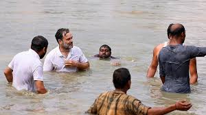 राहुल ने बेगूसराय के तालाब में छलांग लगाई, स्थानीय लोगों के साथ मछली पकड़ी