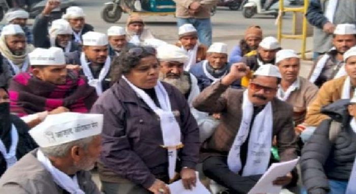 आजाद अधिकार सेना का कमिश्नरी पर धरना प्रदर्शन, दलितों की जमीनों पर कब्जा करने का आरोप