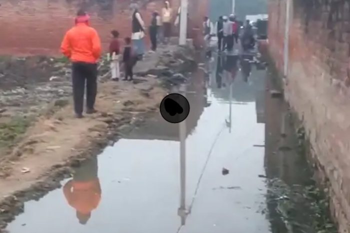 अकबरपुर की दलित बस्ती में एक माह से जलभराव:आवागमन बाधित, संक्रामक बीमारियों के फैलने का भय