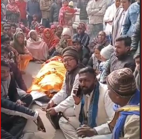 डेडबॉडी DM-ऑफिस के बाहर रखकर प्रदर्शन, तीन सदस्यीय कमेटी गठित:बेटी बोली- ठंड से मौत हुई, KDA ने घर गिराया तो तिरपाल डालकर रह रहे थे