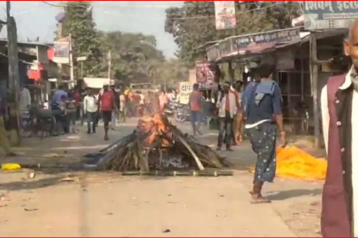 श्मशान में जाने का रास्ता नहीं दिया तो दलित परिवार ने सड़क के चौराहे पर ही कर दिया अंतिम संस्कार