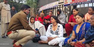 ट्रांसजेंडर गुटों में झड़प, 4 घायल