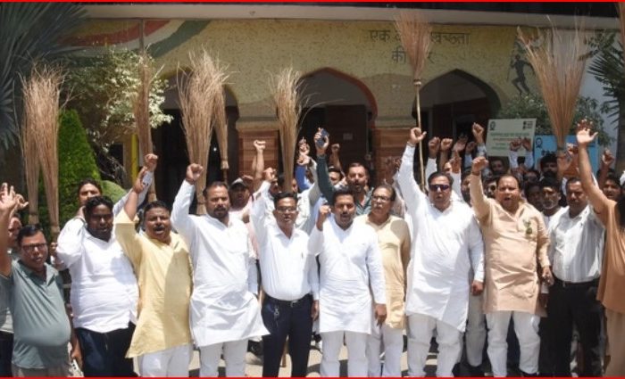 Saharanpur News: सफाईकर्मियों ने हाथों में झाडू लेकर किया प्रदर्शन, आज से होगी हड़ताल