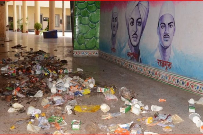 Kanpur: सफाईकर्मी दो धड़ों में बंटे, एक ने कूड़ा फैलाया ताे दूसरे ने समेटा, ऑफिस घेरने पर पुलिस ने भगाया