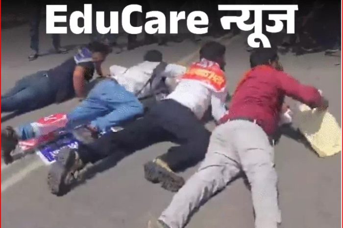 कीड़ों की तरह रेंगकर शिक्षा मंत्री आवास पहुंचे कैंडिडेट्स:यूपी 69000 शिक्षक भर्ती रिजर्वेशन घोटाले के खिलाफ कैंडिडेट्स का अनोखा प्रदर्शन
