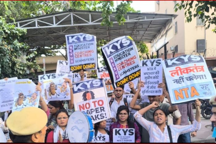शिक्षा मंत्रालय के बाहर छात्र संगठनों का प्रदर्शन, एनटीए और शिक्षा मंत्री के ख़िलाफ़ कार्रवाई की मांग