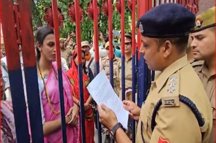 वाराणसी: ट्रांसजेंडर समुदाय ने सोशल मीडिया पर सांप्रदायिक पोस्ट के खिलाफ कार्रवाई की मांग की; पुलिस कमिश्नर ने उन्हें परिसर में घुसने से रोका