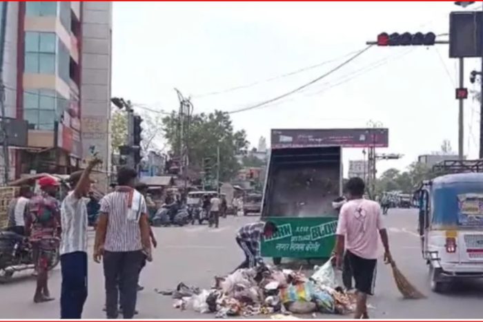 बरेली में आउटसोर्स सफाई कर्मचारियों का उग्र हुआ प्रदर्शन, सड़क पर फेंका कूड़ा