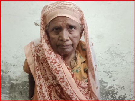 हाईकोर्ट आदेश के बाद भी नहीं मिला घर:दलित विधवा ने लेखपाल पर लगाए गंभीर आरोप, बेटे ने मुख्यमंत्री से लगाई गुहार