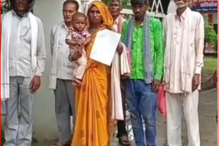 दलित परिवार का घर गिराने, मारपीट का आरोप:एसपी कार्यालय पहुंचे पीड़ित, दो आरोपी गिरफ्तार, अन्य की तलाश जारी