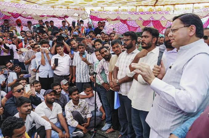 ‘सिस्टम हमारे बच्चों के लिए फेल रहा’: पेपर लीक को लेकर कांग्रेस ने देहरादून में कैंडल मार्च निकाला