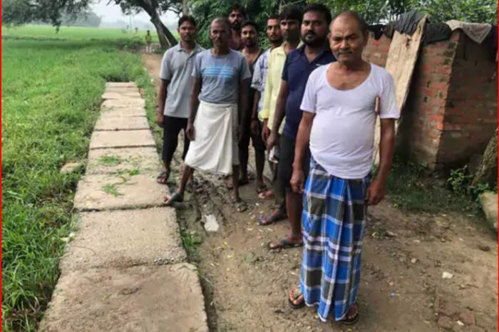 करोड़ों की ग्राम निधि, फिर भी चंदे से नाला बना:निज़ामाबाद के फरिहा दलित बस्ती में ग्रामीणों ने खुद किया निर्माण, भेदभाव का आरोप