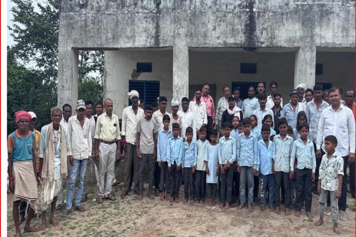 बांसवाड़ा में आदिवासी ग्रामीणों का जर्जर स्कूलों को दूसरी जगह शिफ्ट करने का विरोध और उसी जगह पर नई इमारतें बनाने की मांग