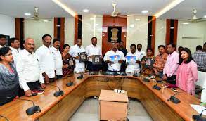 Utilise Dalit Bandhu to develop status: Karimnagar Collector advises dalits